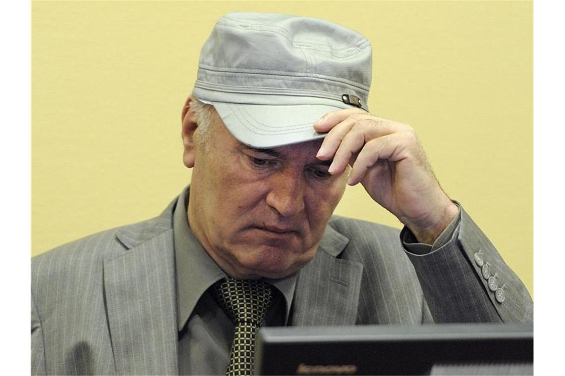 Der serbische Ex-General Ratko Mladic sitzt auf der Anklagebank des UN-Kriegsverbrechertribunals in Den Haag. Foto: Martin Meissner/ANP/AP POOL/EPA FILE/dpa