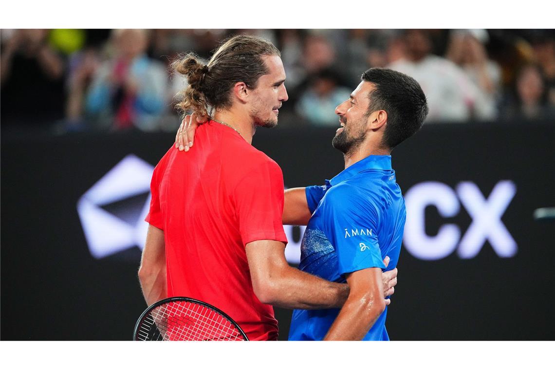 Djokovic crasht Pressekonferenz: Zverev cool vor Start in Titel-Mission Der serbische Tennisspieler Novak Djokovic (r) stellte Fragen an den deutschen Tennisstar Alexander Zverev (l) in einer Pressekonferenz. (Archivbild)