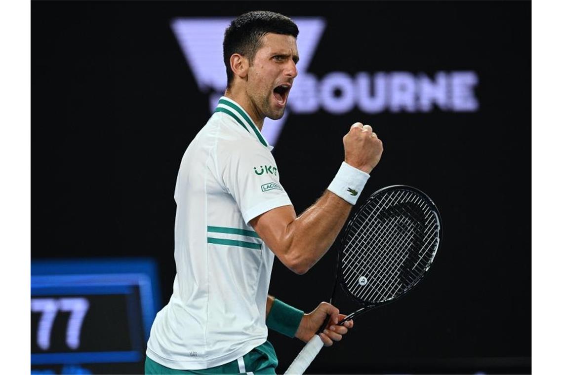 Training um Mitternacht: Djokovic ist noch nicht am Ziel Der serbische Tennisstar hat erfolgreich gegen seine verweigerte Einreise nach Australien vor Gericht Einspruch eingelegt. Foto: Dean Lewins/AAP/dpa