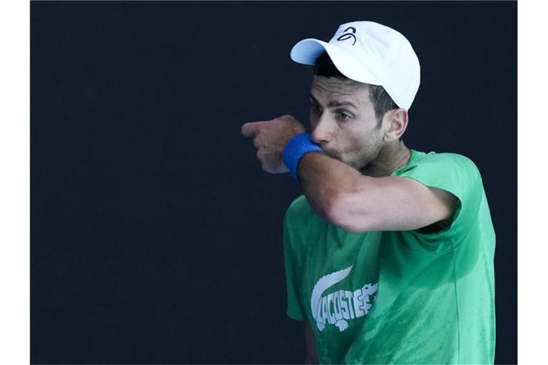 Der serbische Titelverteidiger Novak Djokovic trainiert vor den Australian Open in Melbourne. Foto: Mark Baker/AP/dpa