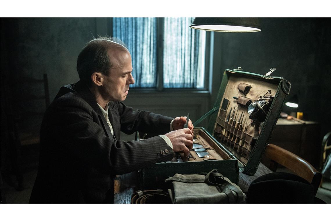 Der Serienmörder (Gerhard Liebmann) mit seinem Instrumentenkoffer