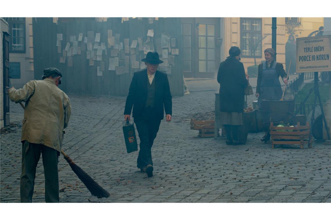 Der Serienmörder (Gerhard Liebmann)  will im Chaos untertauchen und sucht ein Versteck.