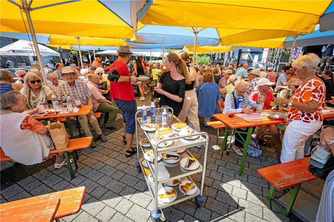 Der Service bringt den Senioren Kaffee und Kuchen bis an den Tisch. Foto: Alexander Becher