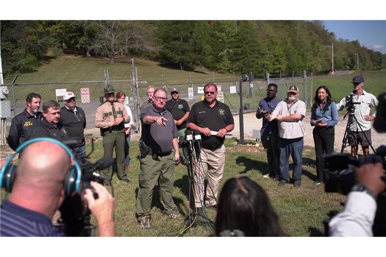 Der Sheriff informiert die Presse laufend über neue Details der Ermittlungen.