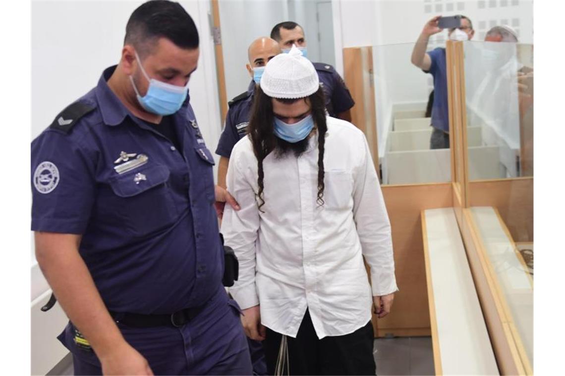 Der Siedler Amiram Ben-Uliel kommt zur Urteilsverkündung in das Bezirksgericht in Lod. Foto: Avshalom Sassoni/Maariv POOL/AP/dpa