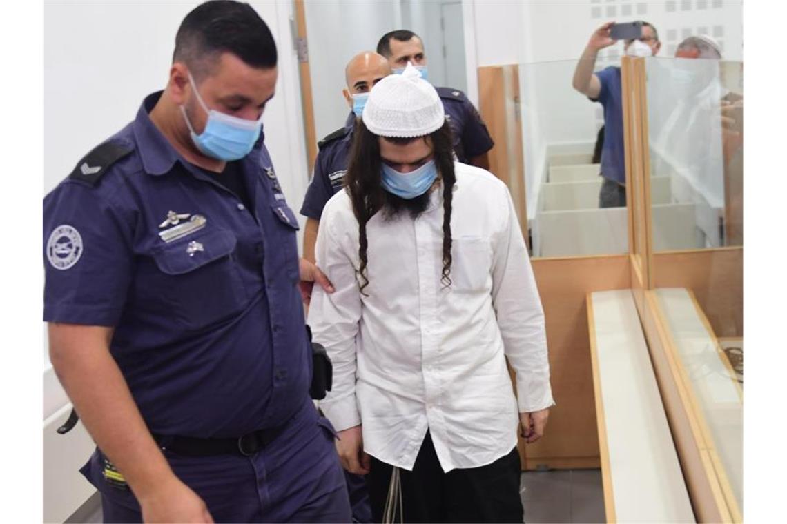 Schuldspruch nach Mord an Palästinenserfamilie Der Siedler Amiram Ben-Uliel kommt zur Urteilsverkündung in das Bezirksgericht in Lod. Foto: Avshalom Sassoni/Maariv POOL/AP/dpa