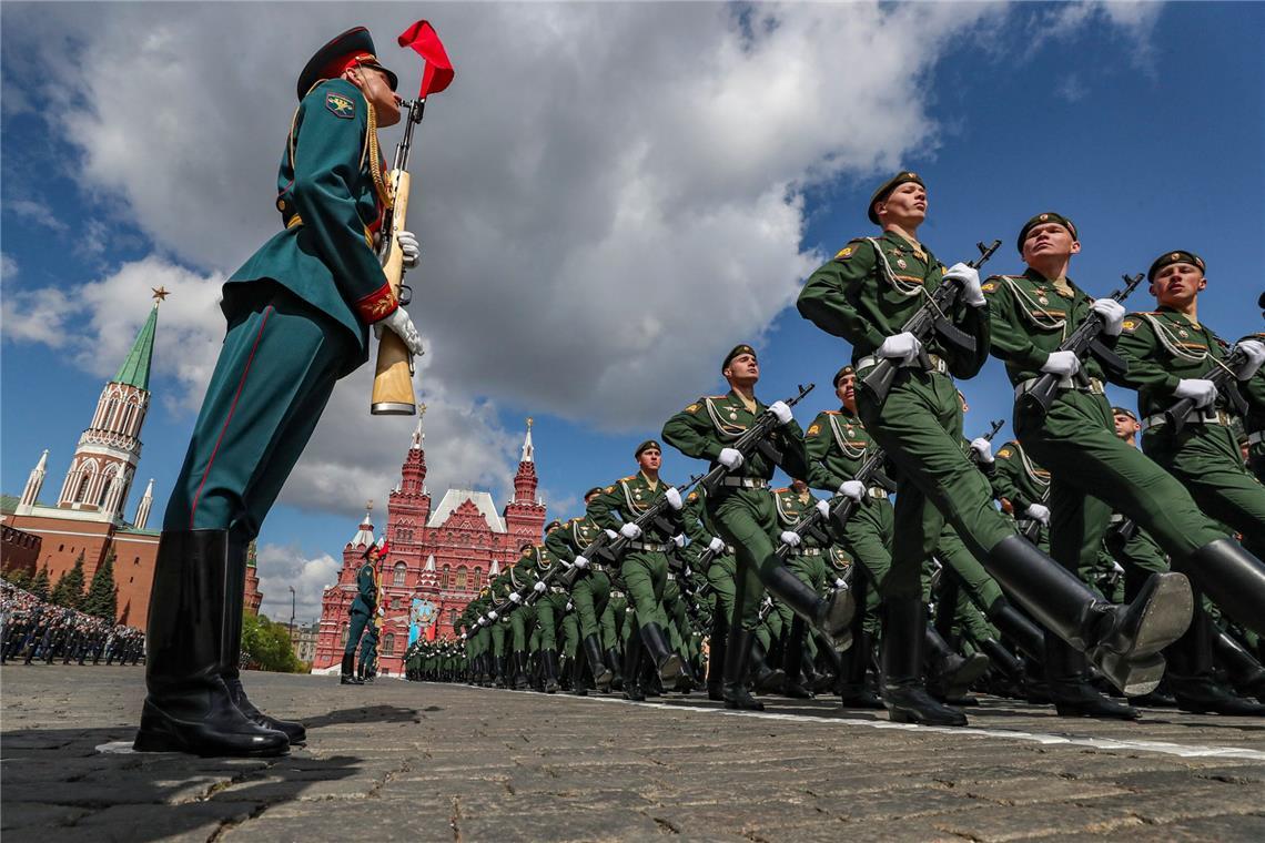 Der Sieg der Sowjetunion über Hitler-Deutschland liegt 81 Jahre zurück. Doch der russische Präsident Wladimir Putin nutzt das traditionelle Weltkriegsgedenken am 9. Mai, um den von ihm angeordneten Krieg gegen die Ukraine als angebliche Fortsetzung des Kampfes gegen den Faschismus darzustellen.