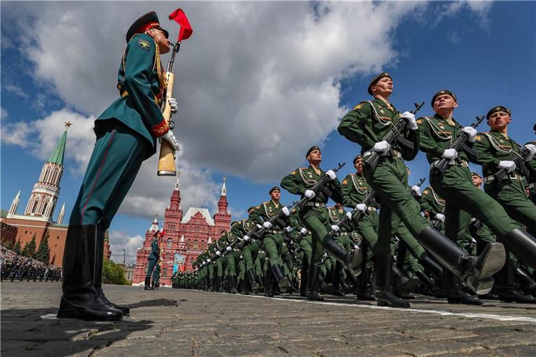 Der Sieg der Sowjetunion über Hitler-Deutschland liegt 81 Jahre zurück. Doch der russische Präsident Wladimir Putin nutzt das traditionelle Weltkriegsgedenken am 9. Mai, um den von ihm angeordneten Krieg gegen die Ukraine als angebliche Fortsetzung des Kampfes gegen den Faschismus darzustellen.
