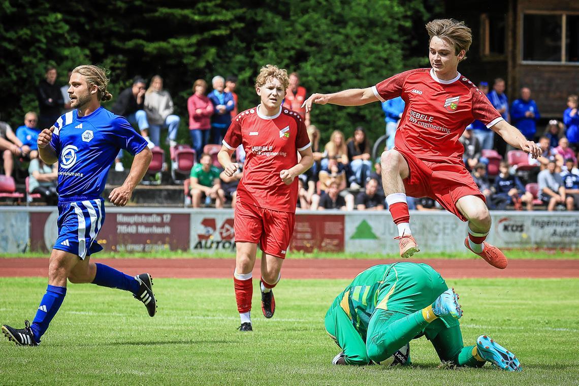 Der Sieg über Kleinaspach II im Relegationsduell zweier Kreisliga-B-Vizemeister ist für Dmytro Batrak und den SV Spiegelberg im Nachhinein Gold wert. Da in der Kreisliga A 2 ein Platz frei geworden ist, darf der SVS nun doch aufsteigen, obwohl er das Entscheidungsspiel gegen Erbstetten/Backnang klar verloren hat.  Foto: Alexander Becher