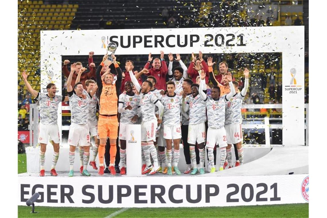 Machtdemonstration des FC Bayern: 3:1 dank Lewandowski Der Sieger des DFL-Supercups 2021: Der FC Bayern München. Foto: Bernd Thissen/dpa