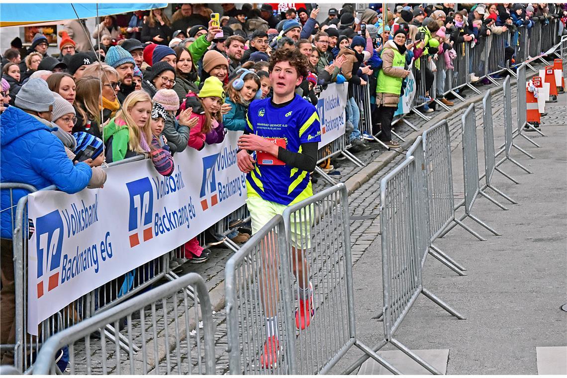 Der Sieger des Minimarathons kommt ins Ziel. Silvesterlauf in Backnang 2025. SP