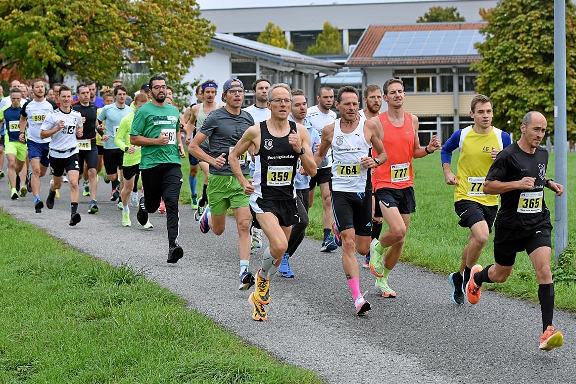 Volkslauf in Neuhütten: Titelverteidiger haben wieder die Nase vorn Der Sieger Lennart Nies (Nummer 777) vom TV Maikammer ist schon beim Start vorne dabei. Foto: Tobias Sellmaier