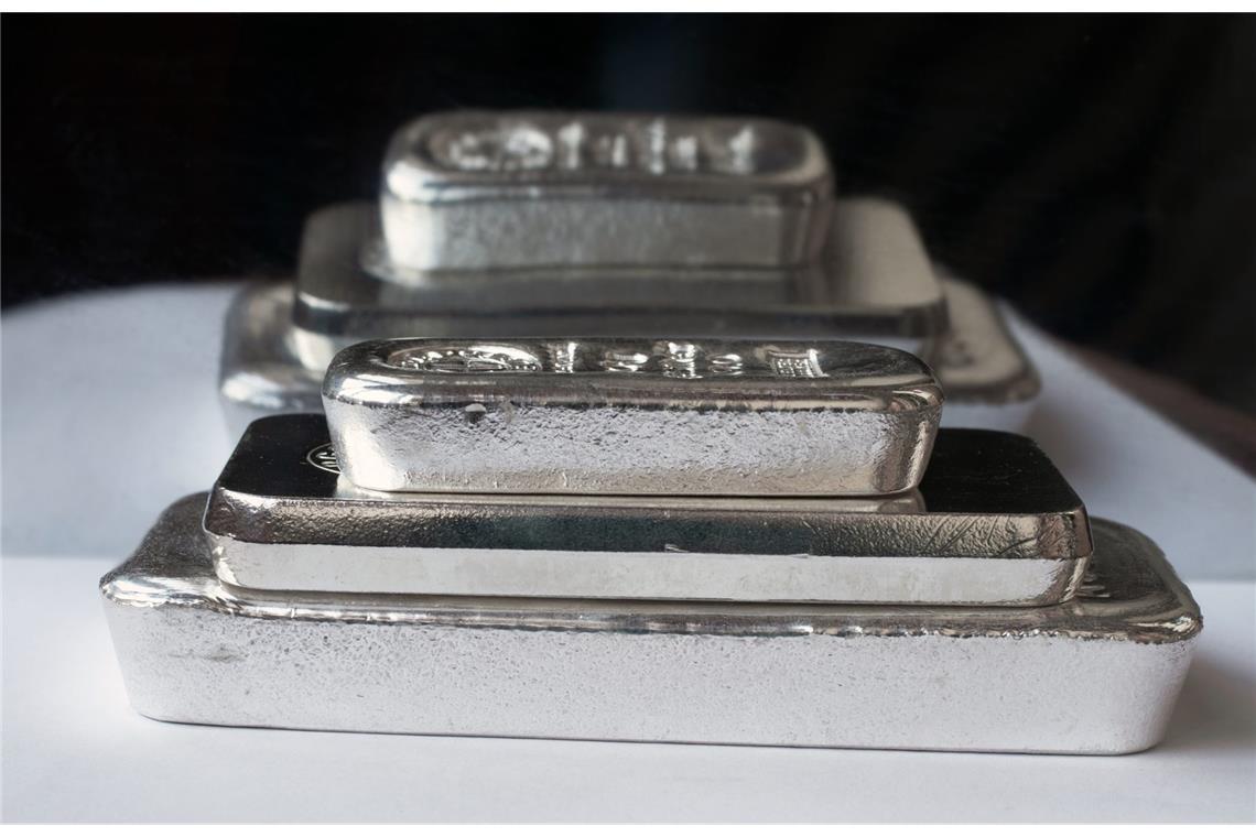 Der Silberpreis steigt rasant und erreicht neue Rekordhöhen. Erfahren Sie, welche Faktoren den Kurs des Edelmetalls in die Höhe treiben und warum Silber so gefragt ist.