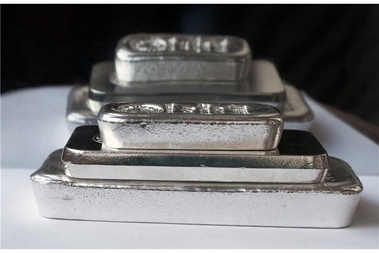 Der Silberpreis steigt rasant und erreicht neue Rekordhöhen. Erfahren Sie, welche Faktoren den Kurs des Edelmetalls in die Höhe treiben und warum Silber so gefragt ist.