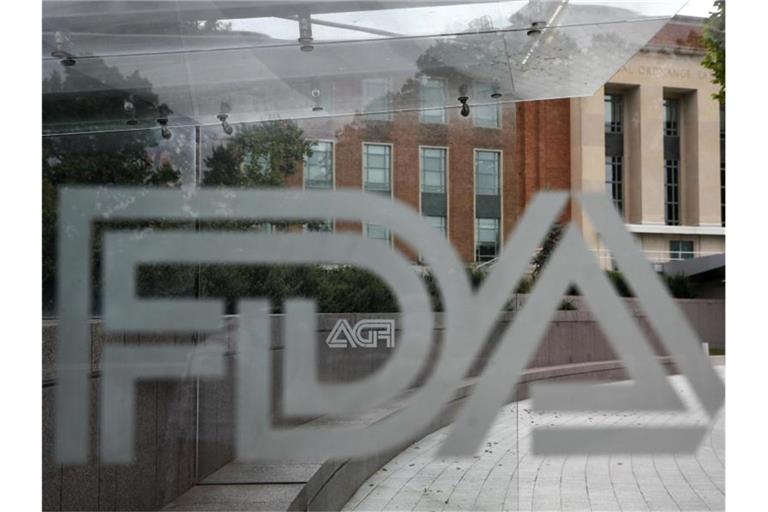 Der Sitz der US-Behörde für Lebens- und Arzneimittel (FDA) in MAryland ist hinter einer Scheibe mit dem Logo der Behörde zu sehen. Foto: Jacquelyn Martin/AP/dpa