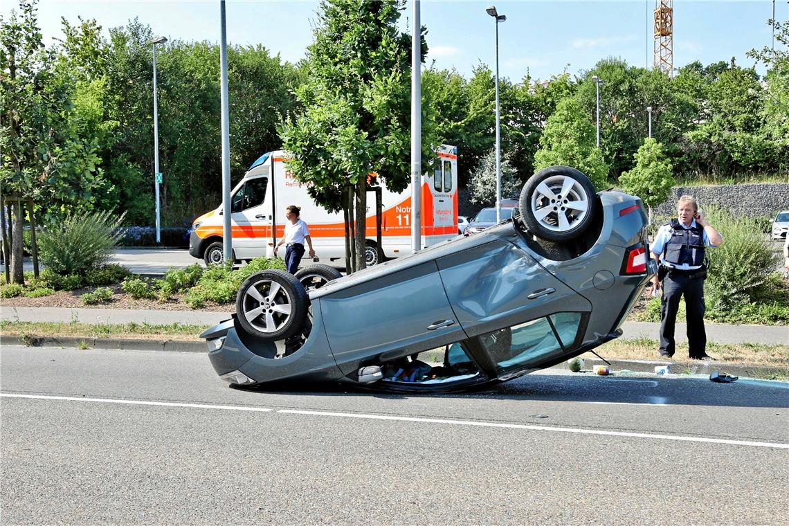 Auto bleibt auf dem Dach liegen Der Skoda kam auf dem Dach zum liegen. Foto: 7aktuell.de | Kevin Lermer