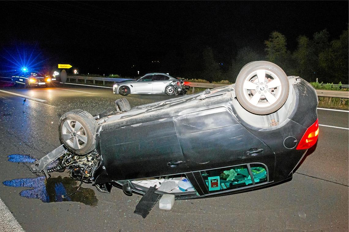 Auto überschlägt sich nach Zusammenstoß Der Skoda landete nach dem Zusammenstoß mit dem Alfa auf dem Dach. Foto: B. Beytekin