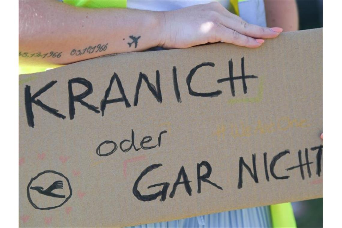 Der Slogan „Kranich oder gar nicht“ fordert die Lufthansa-Rettung. Foto: Arne Dedert/dpa