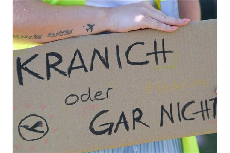 Der Slogan „Kranich oder gar nicht“ fordert die Lufthansa-Rettung. Foto: Arne Dedert/dpa