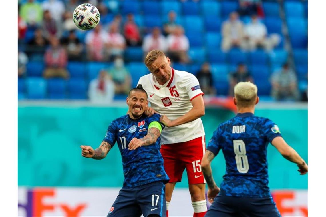 Frust-Start für Lewandowski - Polen unterliegt Slowakei Der Slowake Marek Hamsik (l) im Kopfballduell mit Kamil Glik. Foto: Igor Russak/dpa