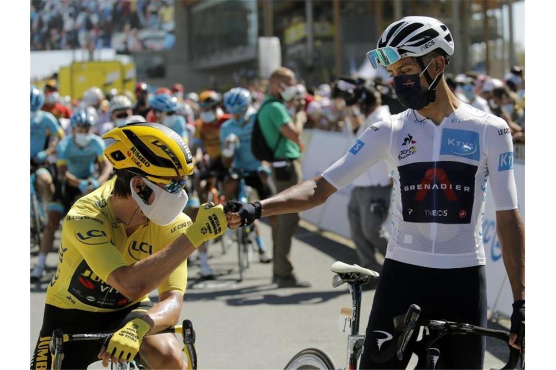 Der Slowene Primoz Roglic (l) liegt in der Gesamtwertung weiterhin 21 Sekunden vor Titelverteidiger Egan Bernal aus Kolumbien. Foto: Christophe Ena/AP/dpa