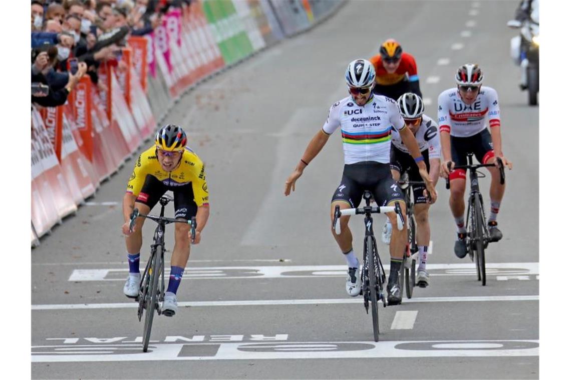 Der Slowene Primoz Roglic (l) setzte sich bei Lüttich-Bastogne-Lüttich auf den letzten Metern gegen Julian Alaphilippe durch. Später wurde der Franzose noch disqualifiziert. Foto: Olivier Matthys/AP/dpa