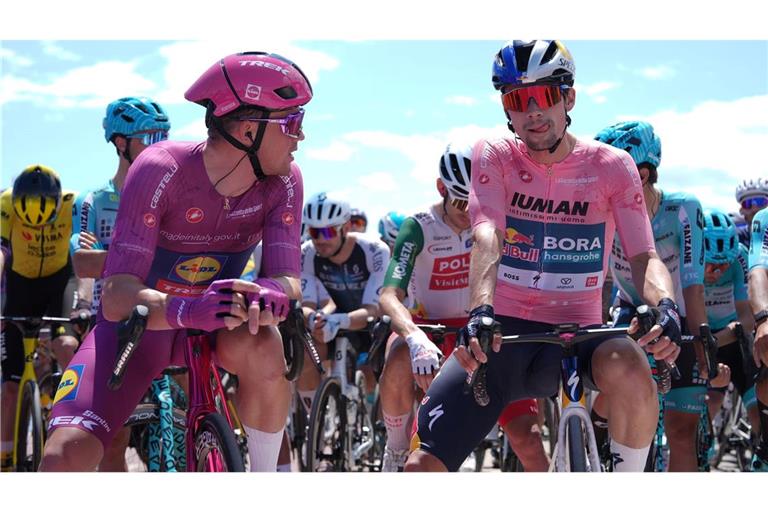 Der Slowene Primoz Roglic (r) verliert das Rosa Trikot des Gesamtführenden.
