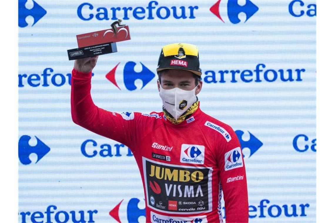 Roglic unmittelbar vor Vuelta-Gesamtsieg Der Slowene Primoz Roglic trägt das Rote Trikot des Gesamtführenden. Foto: Lalo R. Villar/AP/dpa
