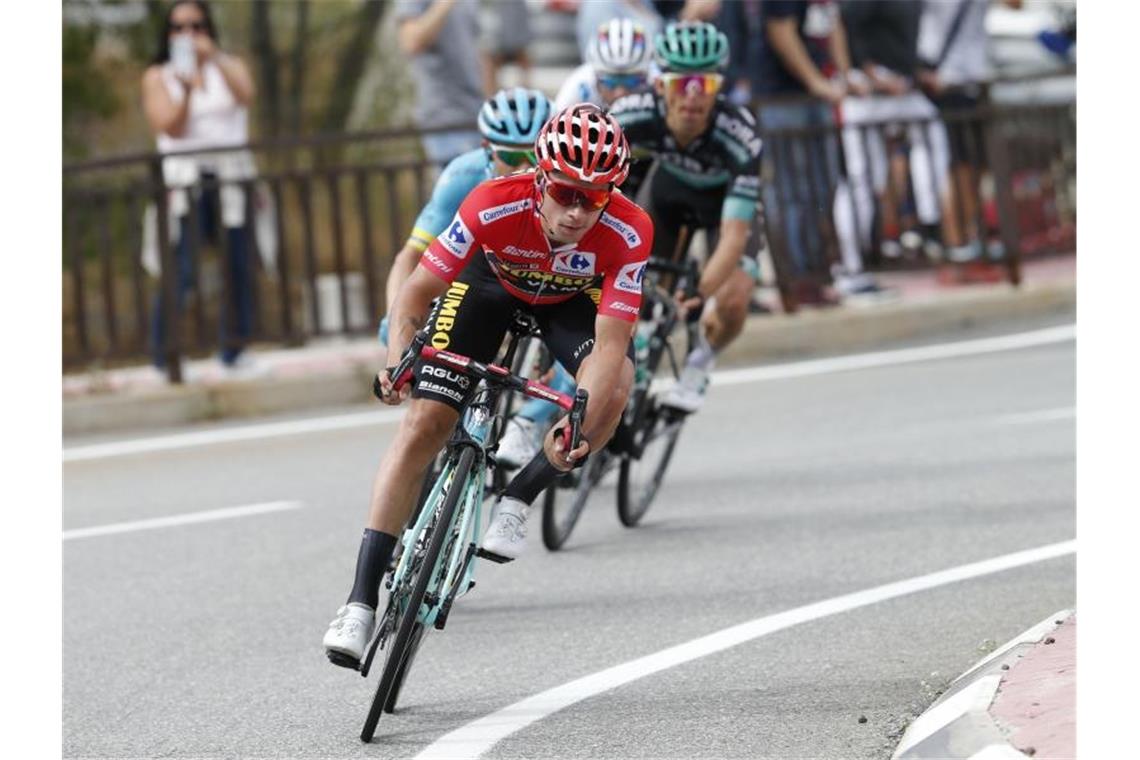 Der Slowene Primoz Roglic vom Team Jumbo-Visma fährt im Roten Trikot nach Madrid. Foto: Yuzuru Sunada/BELGA