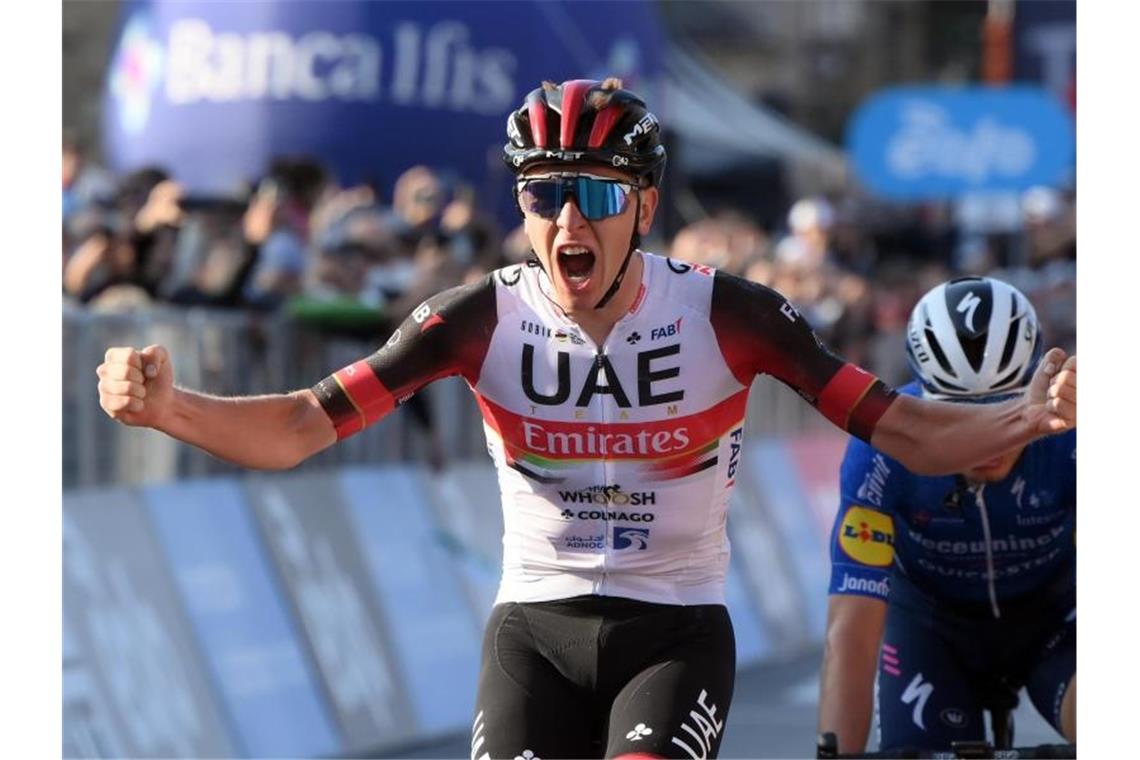 Der Slowene Tadej Pogacar (l) vom UAE Team Emirates feiert seinen Sieg bei der 115. Lombardei-Rundfahrt. Foto: Gian Mattia D'alberto/LaPresse via ZUMA Press/dpa
