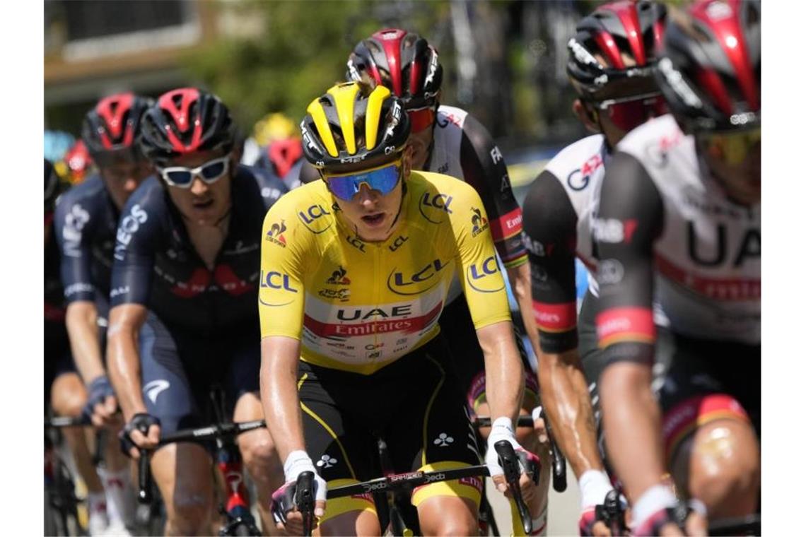 Mollema gewinnt 14. Etappe - Martin lässt Franzosen träumen Der Slowene Tadej Pogacar vom Team UAE Emirates, im Gelben Trikot des Gesamtführenden, fährt im Peloton. Foto: Christophe Ena/AP/dpa
