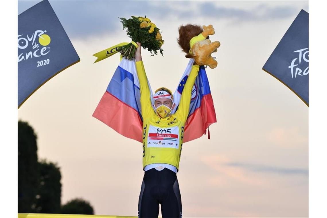 Der Slowene Tadej Pogacar vom UAE Team Emirates feiert im gelben Trikot des Gesamtführenden seinen Sieg bei der Tour de France 2020. Foto: David Stockman/BELGA/dpa