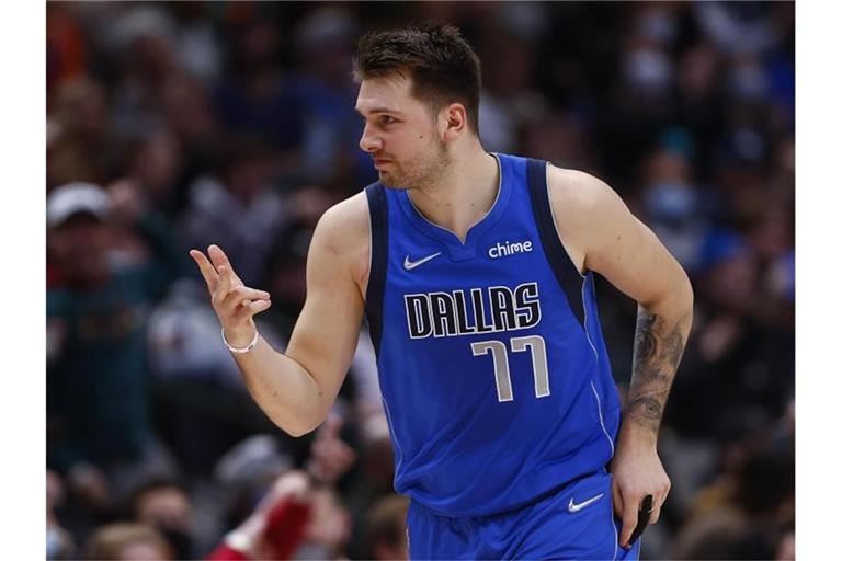 Der slowenische Basketballstar Luka Doncic von den Dallas Mavericks jubelt über einen erfolgreichen Dreipunktewurf. Foto: Brandon Wade/AP/dpa