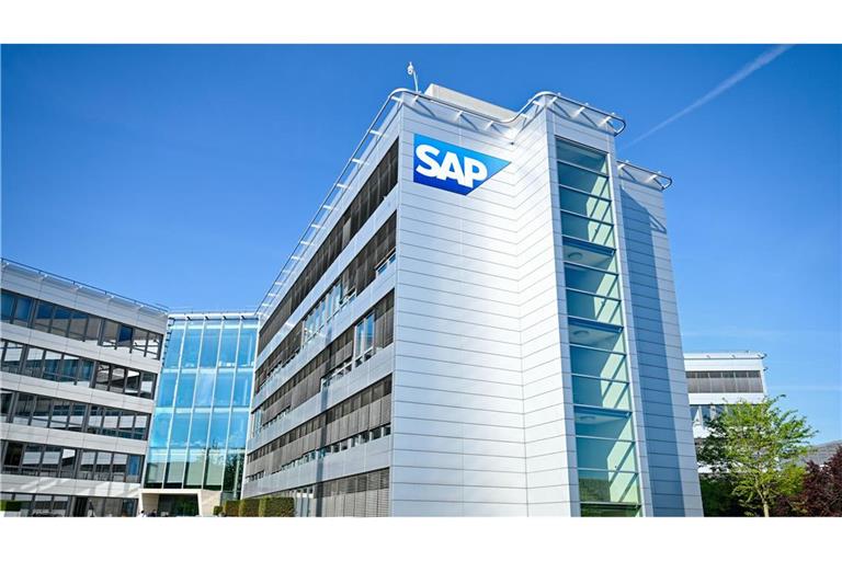 Der Softwareriese SAP hat die Förderung des Frauenanteils im Konzern gestoppt - und wird dafür von Aktionären kritisiert.