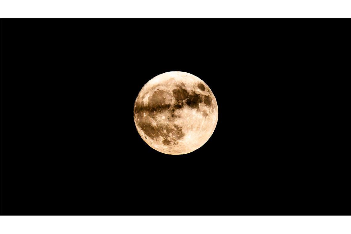 Bilder des Tages Der sogenannte Erdbeermond über dem Schluchsee in Baden-Württemberg.