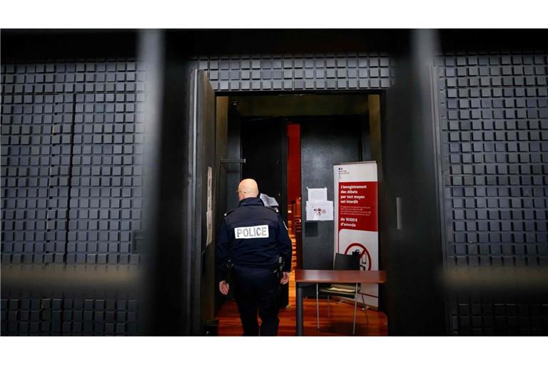 Der sogenannte Maskenmann hat vor Gericht in Frankreich bestritten, den kleinen Jonathan getötet zu haben.