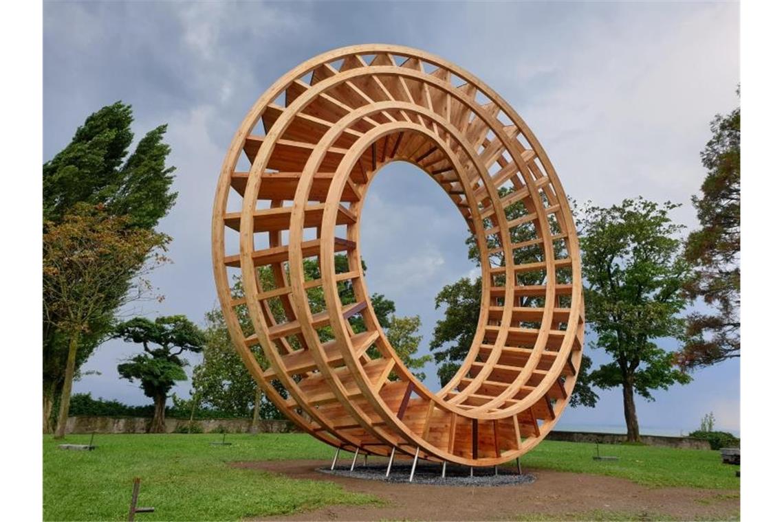 Christen, Muslime, Juden: interreligiöses Treffen im Allgäu Der sogenannte „Ring for Peace“, ein 7,5 Meter hohes, hölzerneres Friedenssymbol steht im Luitpoldpark in Lindau. Foto: Carolin Gißibl