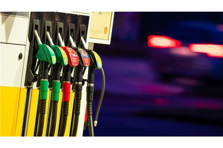 Der Sohn des Tankstellen-Betreibers überwältigte den maskierten Mann und hielt in fest. (Symbolbild)