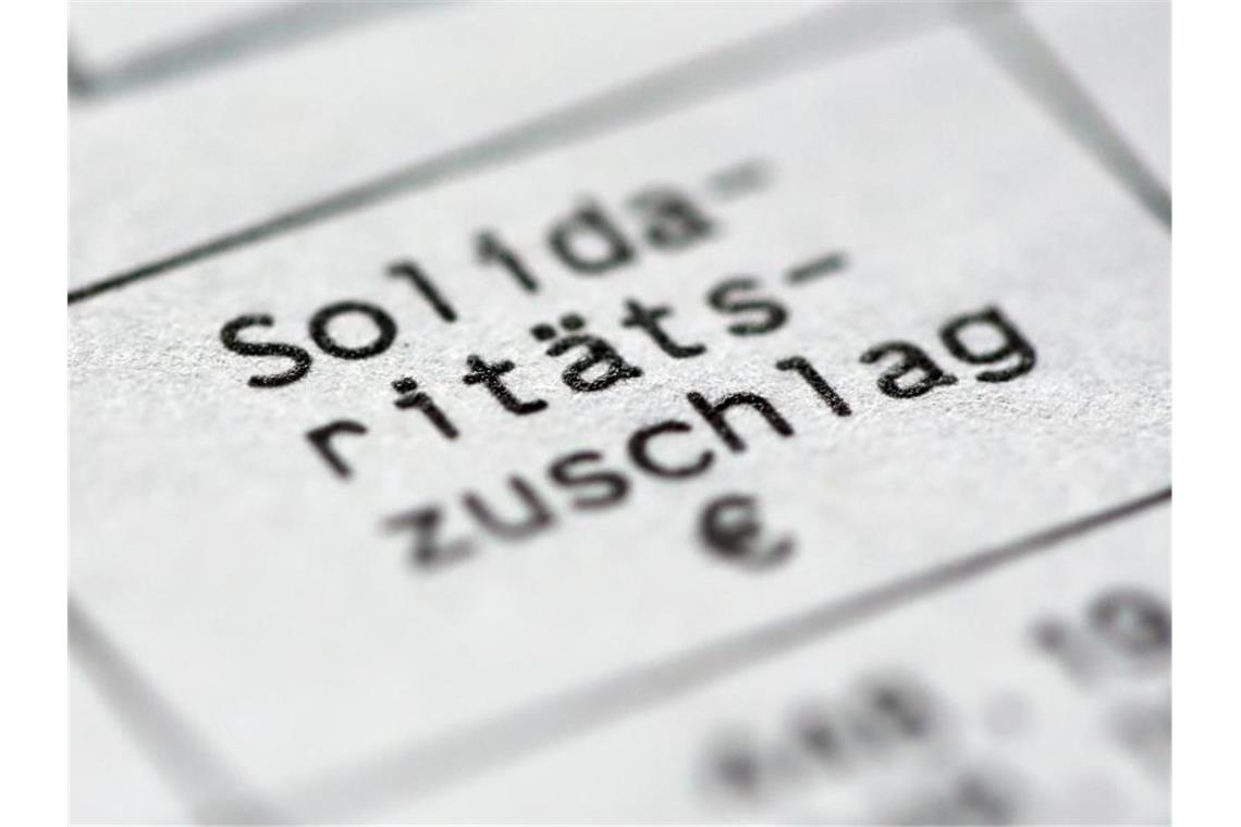 Finanzminister will Teilabschaffung des Soli schon im Sommer Der Solidaritätszuschlag soll nach den bisherigen Plänen der schwarz-roten Koalition eigentlich Anfang 2021 für rund 90 Prozent der Zahler abgeschafft werden. Foto: Roland Weihrauch/dpa