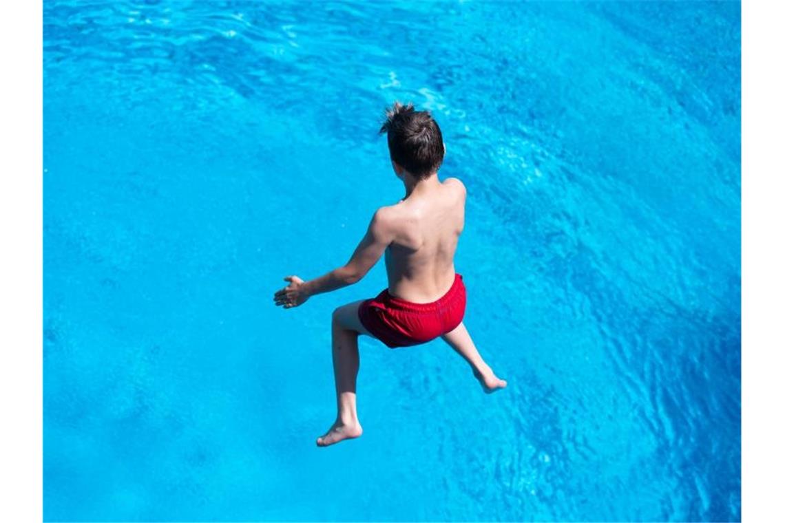 Der Sommer ist da: Ein Junge in Hamburg beim Sprung ins Freibad. Foto: Daniel Reinhardt