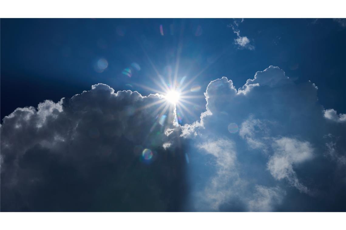 Sonnige Aussichten: Der Sommer kommt immer näher Der Sommer naht: Im Laufe der Woche setzt sich die Sonne immer stärker gegen die Wolken durch.