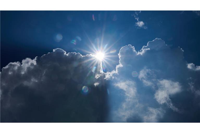 Der Sommer naht: Im Laufe der Woche setzt sich die Sonne immer stärker gegen die Wolken durch.