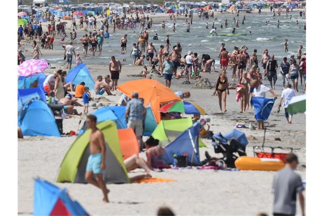 Der sommerliche Ostseestrand auf der Insel Rügen zu Vor-Corona-Zeiten. Foto: Stefan Sauer/zb/dpa