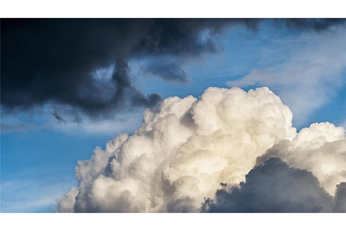 Der sommerliche Schein trügt: Mancherorts drohen am Wochenende in Baden-Württemberg Gewitter und Starkregen. (Symbolbild)