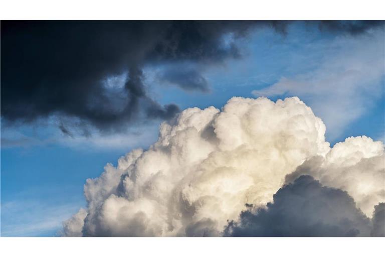 Der sommerliche Schein trügt: Mancherorts drohen am Wochenende in Baden-Württemberg Gewitter und Starkregen. (Symbolbild)