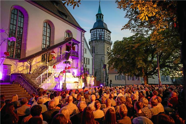 Der „Sommernachtstraum“ geht in die Verlängerung. 2025 sahen mehr als 3000 Besucherinnen und Besucher die acht Aufführungen hinter der Stiftskirche. Archivfoto: Alexander Becher