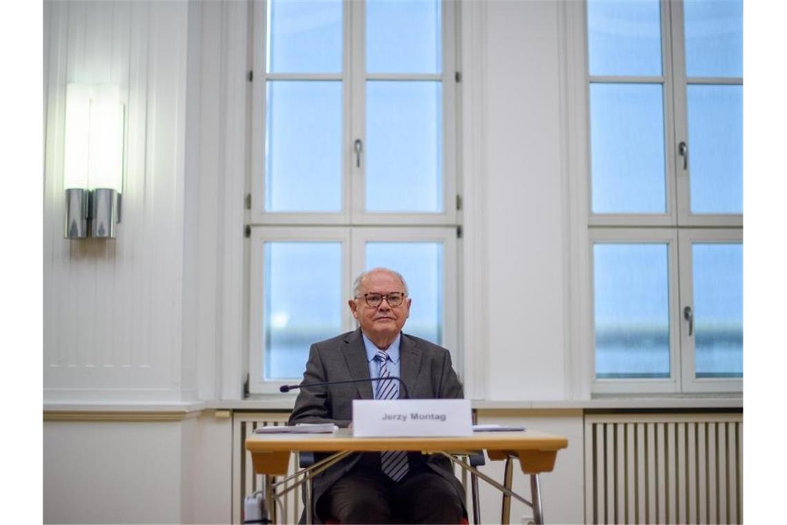 Fall Oury Jalloh: Sonderbericht sieht Fehler bei Polizei Der Sonderberater Jerzy Montag (Bündnis 90/Die Grünen) des Landtagsausschuss für Recht, Verfassung und Gleichstellung bei der Vorstellung des Abschlussberichts im Fall Oury Jalloh. Foto: Klaus-Dietmar Gabbert/dpa-Zentralbild/dpa