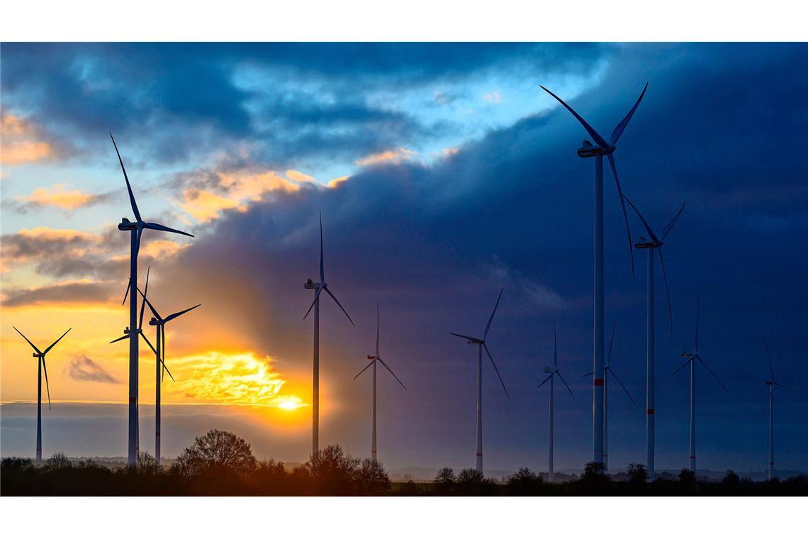 Der Sonnenaufgang leuchtet durch eine Wolkenlücke. (Symbolbild)