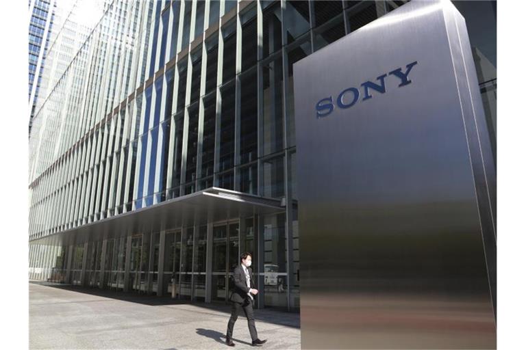 Der Sony-Hauptsitz in Tokio. Der japanische Elektronik-Riese konnte seinen Umsatz im Weihnachtsquartal kräftig steigern. Foto: Koji Sasahara/AP/dpa