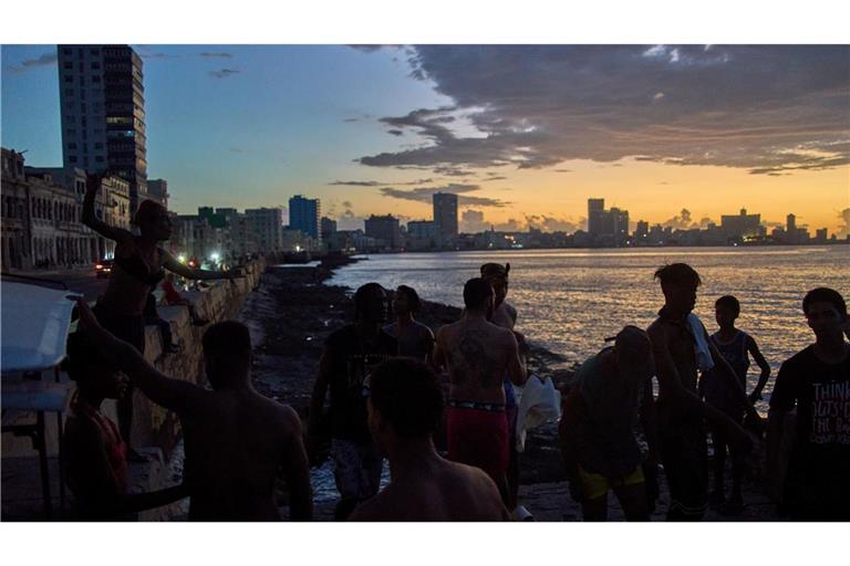 Der sozialistische Inselstaat steckt in einer schweren Wirtschaftskrise.